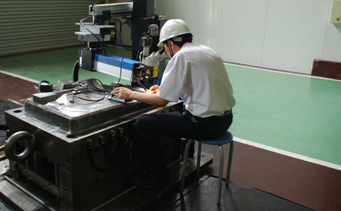 通發(fā)激光焊接機工作現場