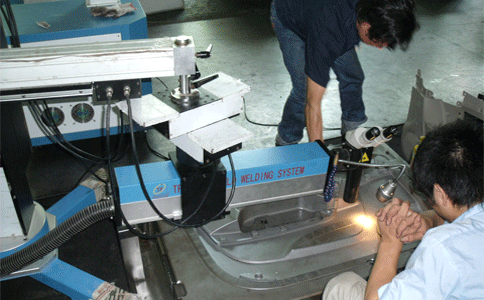 通發(fā)激光焊接機工作現場